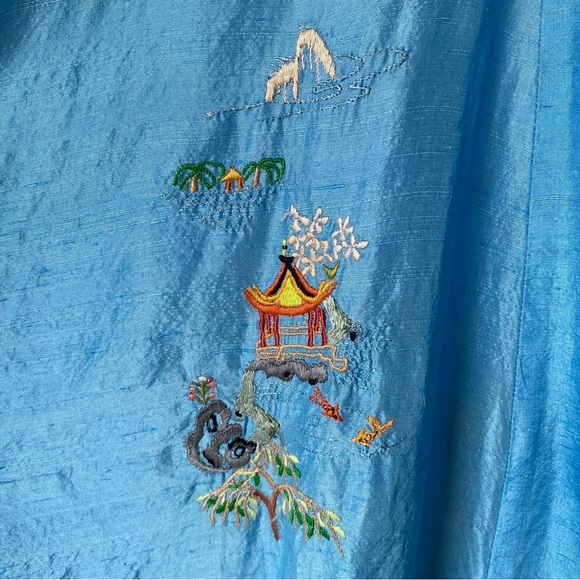100%silk robe with scenic embroidery on front and back - Picture 8 of 16